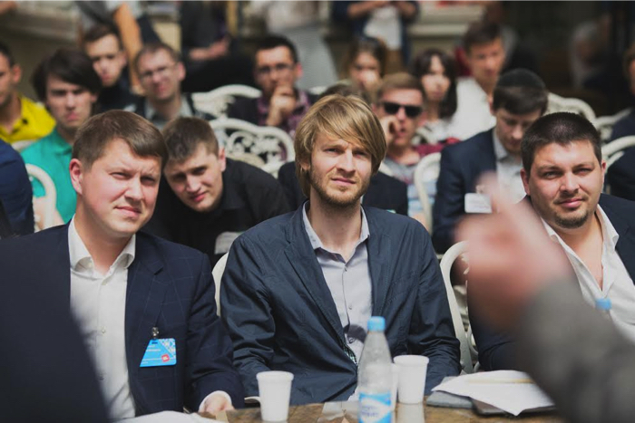 Кирилл Чикеюк (в центре) в жюри StartupsMOrning.
