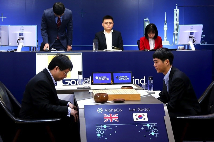 Ли Седоль против программы AlphaGo. Фото: via gogameguru.com.