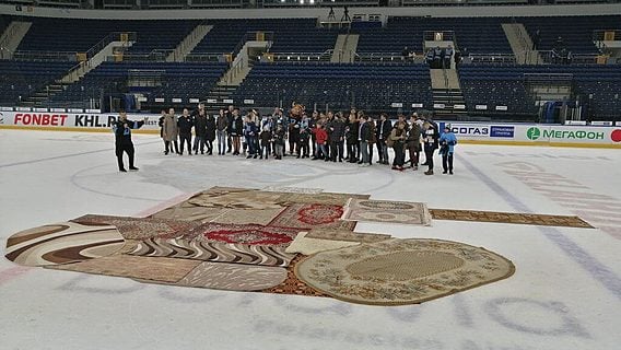 Хоккеисты и болельщики фотографировались возле ковров в форме танка (угадайте, чья идея) 