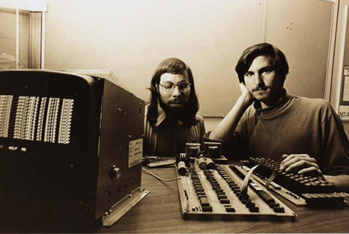 Джобс и Возняк в день регистрации компании Apple Computer Inc. 1 апреля 1976 года. Фото: archive.computerhistory.org