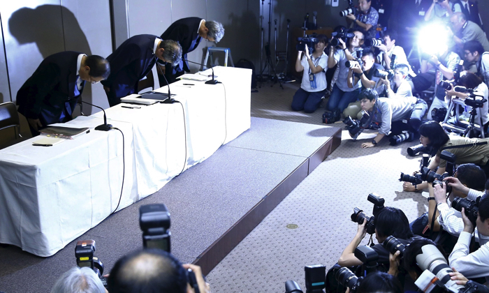Руководство Toshiba на пресс-конференции в Токио в июле 2015. Фото: Thomas Peter/Reuters