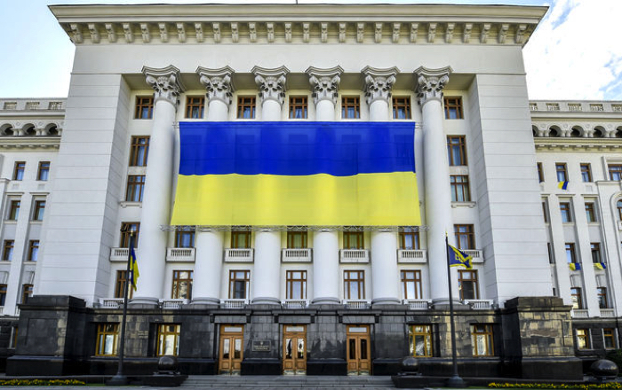 Флаг Украины на здании Администрации президента. Фото: nv.ua.