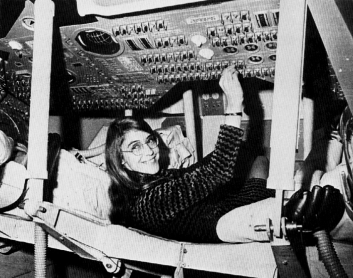 Маргарет Гамильтон внутри модели командного пункта «Аполлона». Фото: NASA.