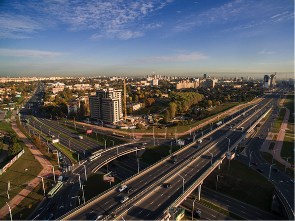 Бизнес-центр «Красавiк» стоит на пересечении пр. Жукова и пр. Дзержинского рядом со станцией метро «Грушевка».