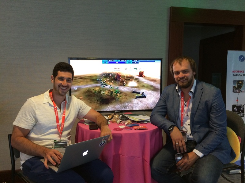 Алексей Граков (справа) и Alex P. демонстрируют игру на Casual Connect в Сан-Франциско.