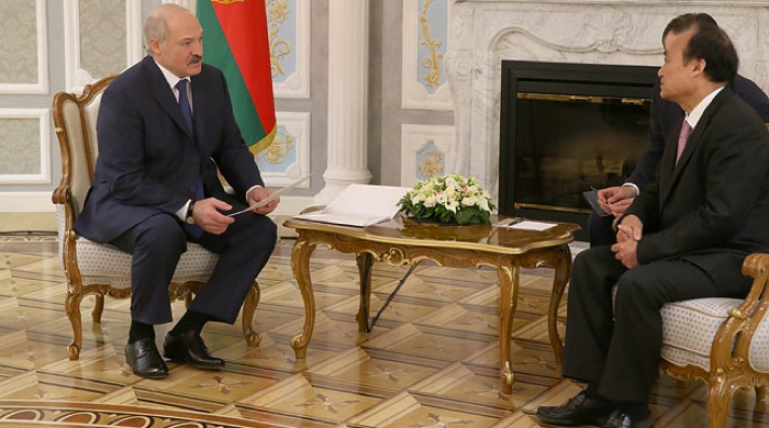 Александр Лукашенко и Хоулинь Чжао. Фото: БЕЛТА.