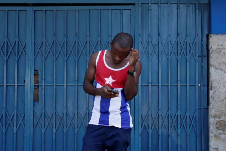 Мужчина пользуется интернетом через точку доступа Wi-Fi в Гаване. Фото: September 5, 2016. REUTERS/Enrique de la Osa