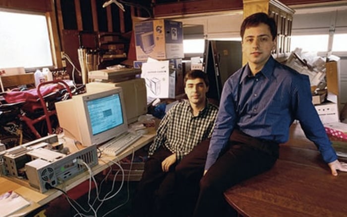 Сергей Брин и Ларри Пейдж в первом офисе Google в гараже. Фото: Hongkian