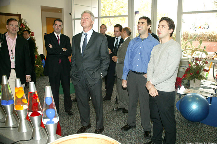 Билл Клинтон и сооснователи Google в офисе компании в 2003 году