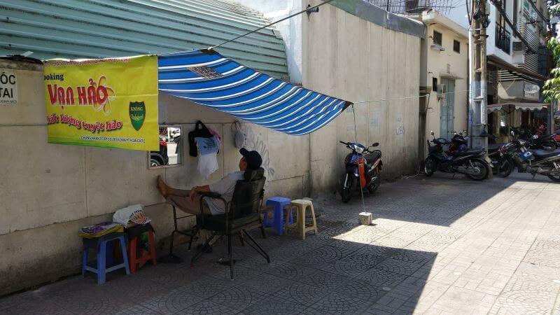 Свой бизнес: так выглядит уличная парикмахерская в Сайгоне