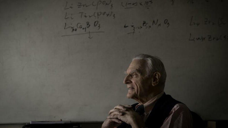 Американский учёный, специалист в области физики и материаловедения Джон Гуденаф. Фото: Quartz