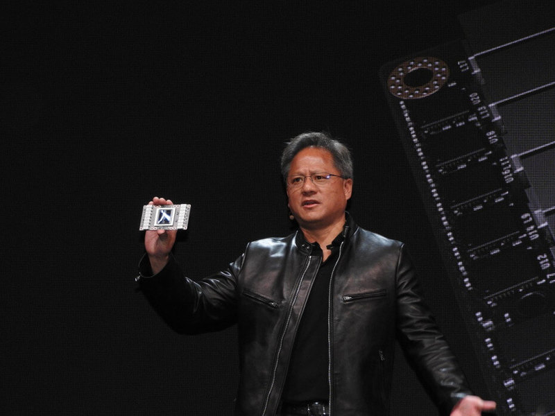 СЕО Nvidia демонстрирует новый чип. Фото: Dean Takahashi