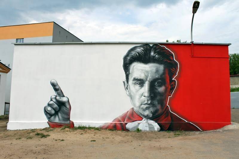 Витебские художники нарисовали портрет Малевича на улице Шагала. Фото: news.vitebsk.cc