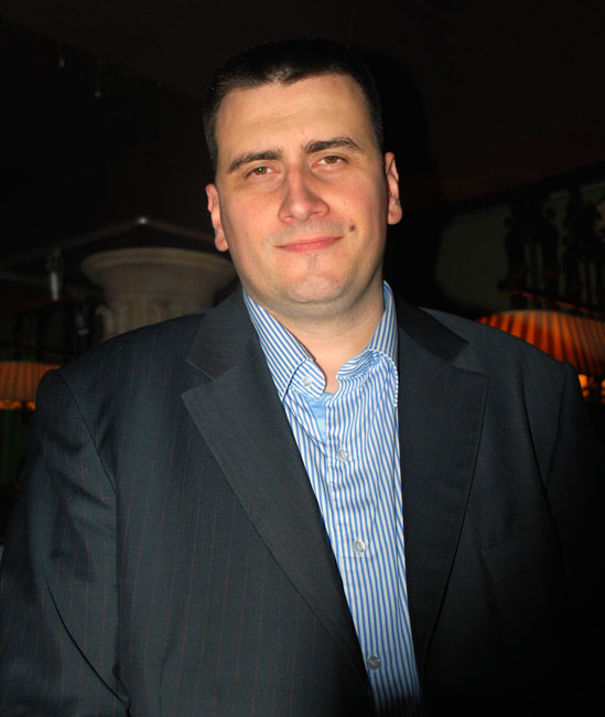 Марко Савкович даже в баре остается серьезным и собранным