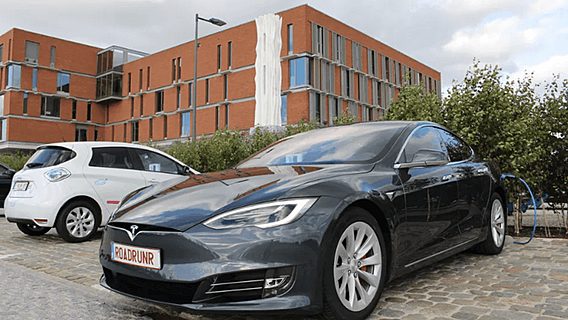 Побили рекорд-2015: двое энтузиастов проехали почти тысячу километров на Tesla «без подзарядки» 