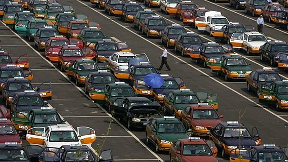 Датчик на стекло: в Китае намерены отслеживать все автомобили 