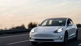 Покупатели отворачиваются от электрокаров Tesla из-за токсичности Маска