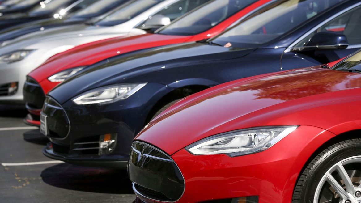 Подросток получил частичный контроль над 25 электромобилями Tesla в 13 странах