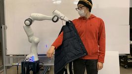 Новый AI-робот MIT помогает людям одеваться