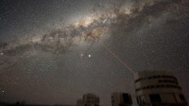 Ученые опубликовали снимок центра Млечного пути со сверхмассивной черной дырой