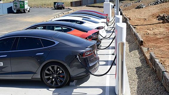 Tesla продала 100 тысяч электромобилей в 2017-м, но по-прежнему не может наладить производство Model 3 