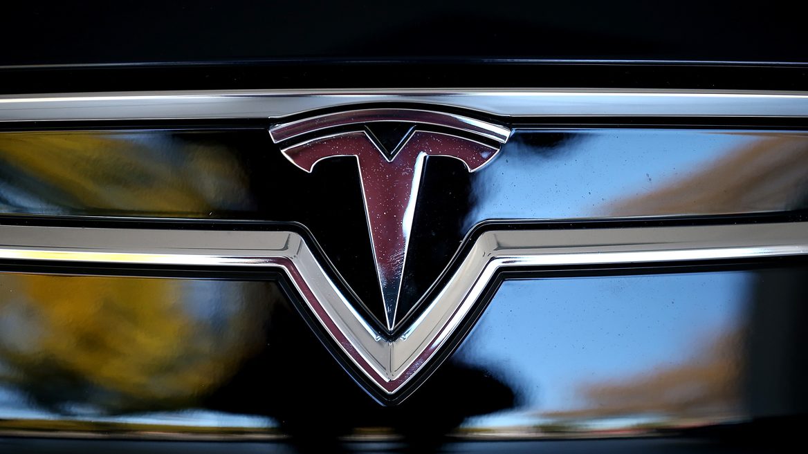 Tesla отчиталась о рекордном квартале и начала активировать полноценный автопилот