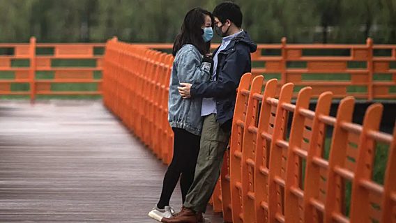 Китайские парочки почти «положили» систему регистрации браков