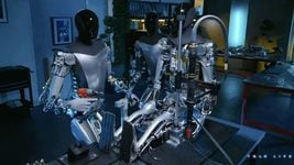 Tesla показала, как два человекоподобных робота собирают третьего