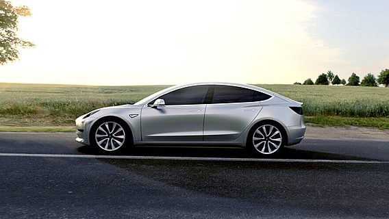 Илон Маск вручил ключи первым владельцам новой Tesla за $44 тысячи 