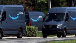 Amazon призвала нанимать водителей, которые курят травку, и раздаёт бонусы по $70 не опаздывающим