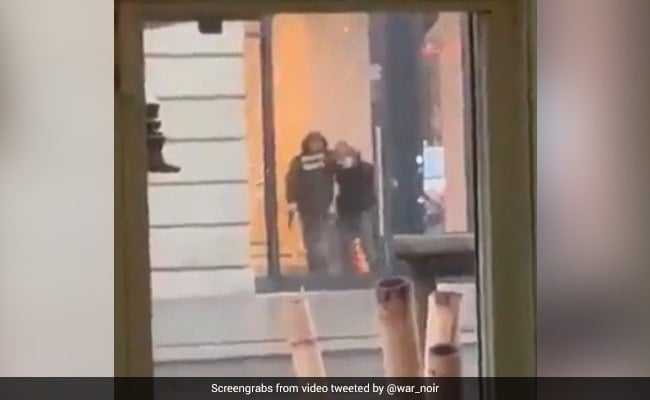 В Амстердаме вооруженный мужчина захватил Apple Store с заложниками