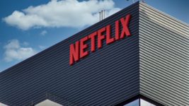 Netflix объявил, что будет снимать в два раза меньше фильмов. Компания готовится к увольнениям