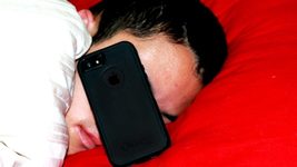 Не спите с iPhone: Apple предупредила об опасности смартфона и зарядок