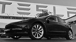 Первая Tesla новой модели сошла с конвейера (фото) 
