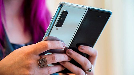Bloomberg: Samsung разрабатывает смартфон, который складывается квадратом 