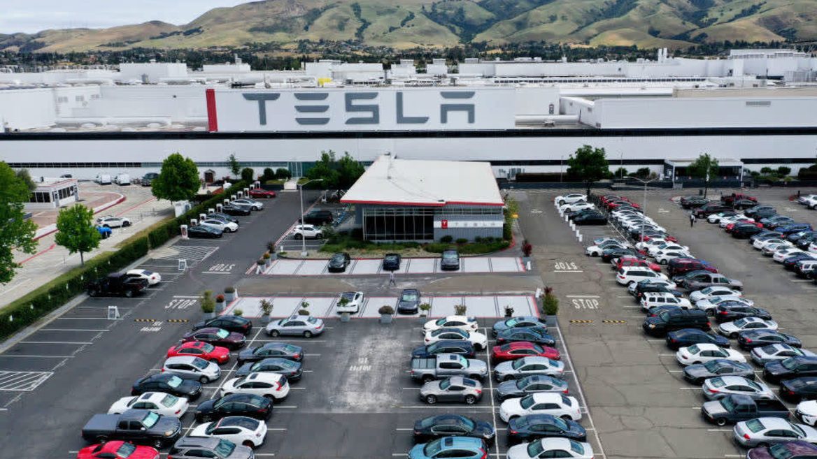 Tesla обвалилась на торгах несмотря на рекордную прибыль