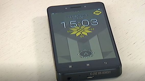 Руководитель КГБ показал разработанный в Беларуси смартфон для защищённой связи 