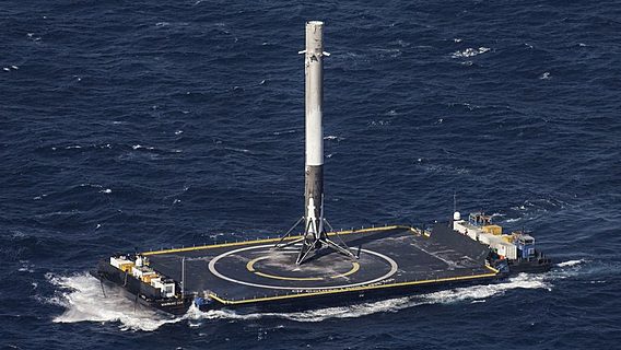 SpaceX впервые успешно посадила Falcon 9 на морскую платформу 
