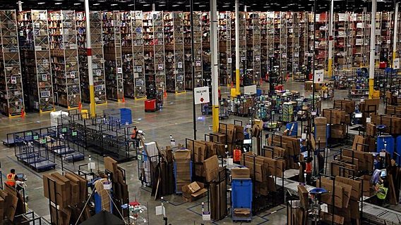 «Прислушались к критике». Amazon повысила среднюю зарплату для рабочих на складах компании 