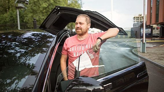 Мотивация: участник хакатона сможет сутки ездить на Tesla Юрия Мельничка 