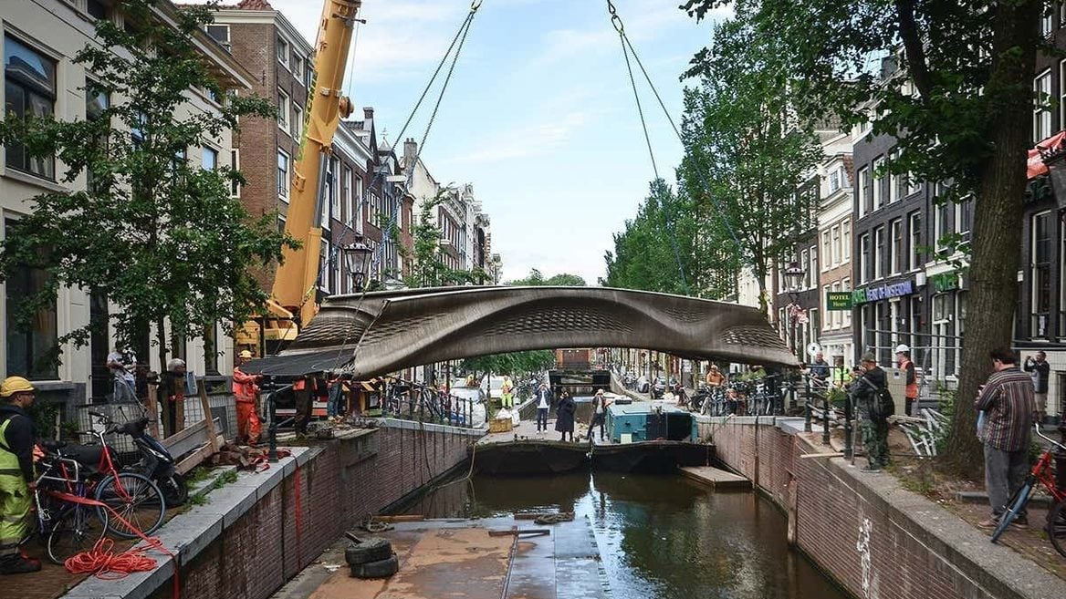 В Амстердаме открылся первый в мире стальной мост напечатанный на 3D-принтере