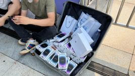Последний айфон в Китае продают прямо из чемоданов на улицах с огромной наценкой