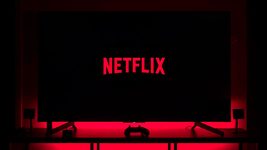 Netflix запустит дешевые тарифы с рекламой и запретит совместное использование паролей