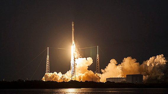 SpaceX впервые повторно запустит ракету-носитель в космос 