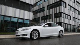 Водители Tesla теперь могут что угодно орать на прохожих, как в мегафон 
