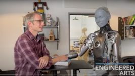 Робот-гуманоид рассказал человеку, начнется ли восстание машин