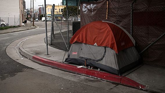 «Классовая борьба» в Долине: ИТ-миллиардеры платят за снос палаточных городков бездомных 