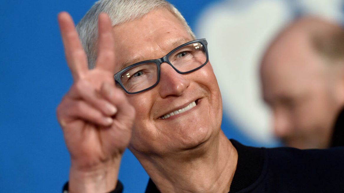 Apple напомнила сотрудникам что они имеют право обсуждать зарплату. После подачи 8 исков против компании