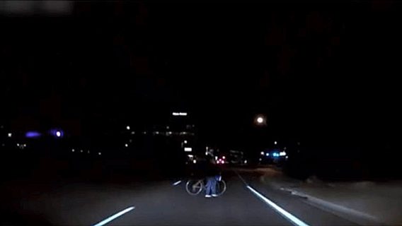 Полиция Аризоны опубликовала видео столкновения автопилота Uber с пешеходом 