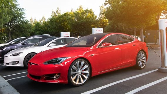 Tesla получила огромный штраф — замедляла зарядку электрокаров 
